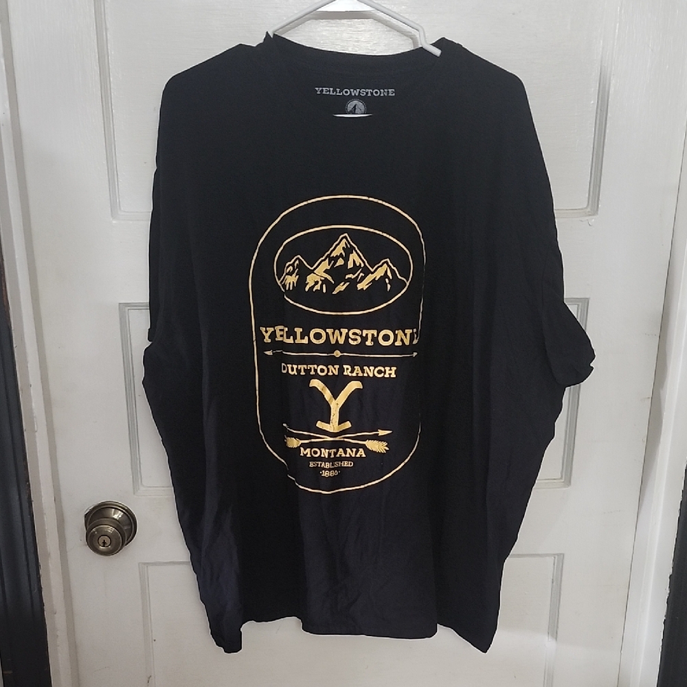 Yellowstone Dutton Ranch Men’s Black Short Sleeve Graphic Tee